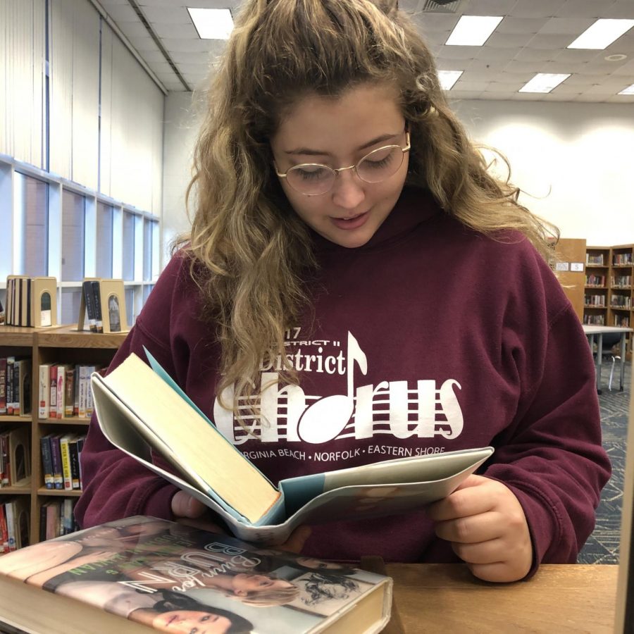 Junior Emma Gorman reads in the library on Nov. 21 during 1B.