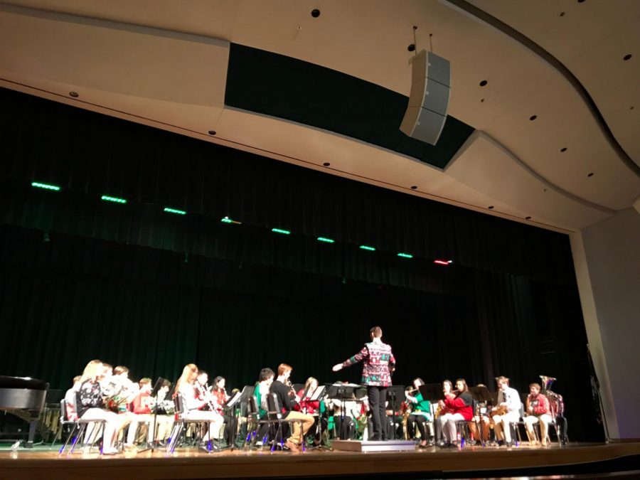 Symphonic+band+as+they+performed+%E2%80%9CWe+Wish+You+a+Merry+Christmas%E2%80%9D+in+the+auditorium+on+Dec.+13.