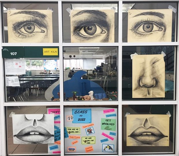 Students+use+charcoal+in+the+study+of+features.+Photo+by+Akina+Whalen.+March+21%2C+2019.