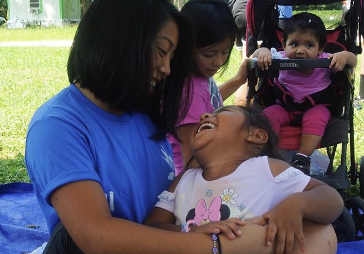 Senior Jessica Estrada builds a relationship with young girl during domestic mission trip in August 2019.