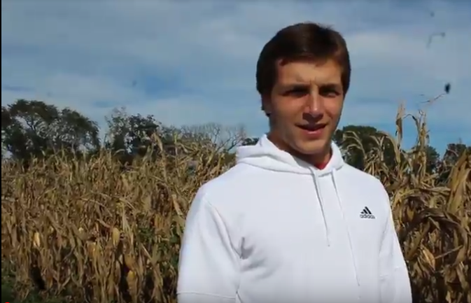 Staff+writer+Robbie+Scornavacchi+gets+lost+in+the+corn+maze+at+Cullipher+Farms.