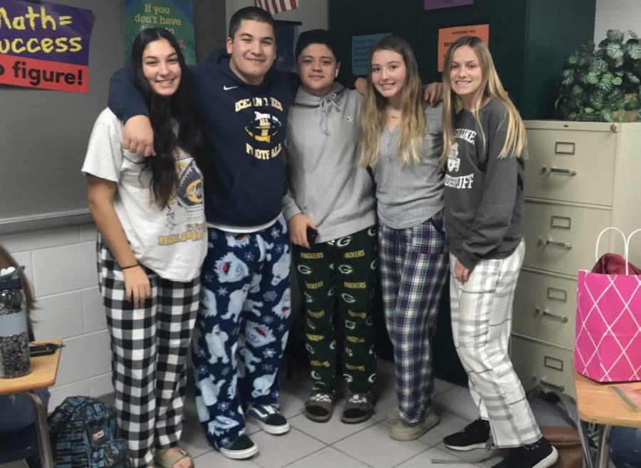 Anita+Farashahi%2C+Elijah+Torres%2C+Vincent+Vuocolo%2C+Kristen+Glaser%2C+and+Megan+Spillane+pose+in+their+pajama+pants+for+the+first+day+of+spirit+week+on+Dec.+16.