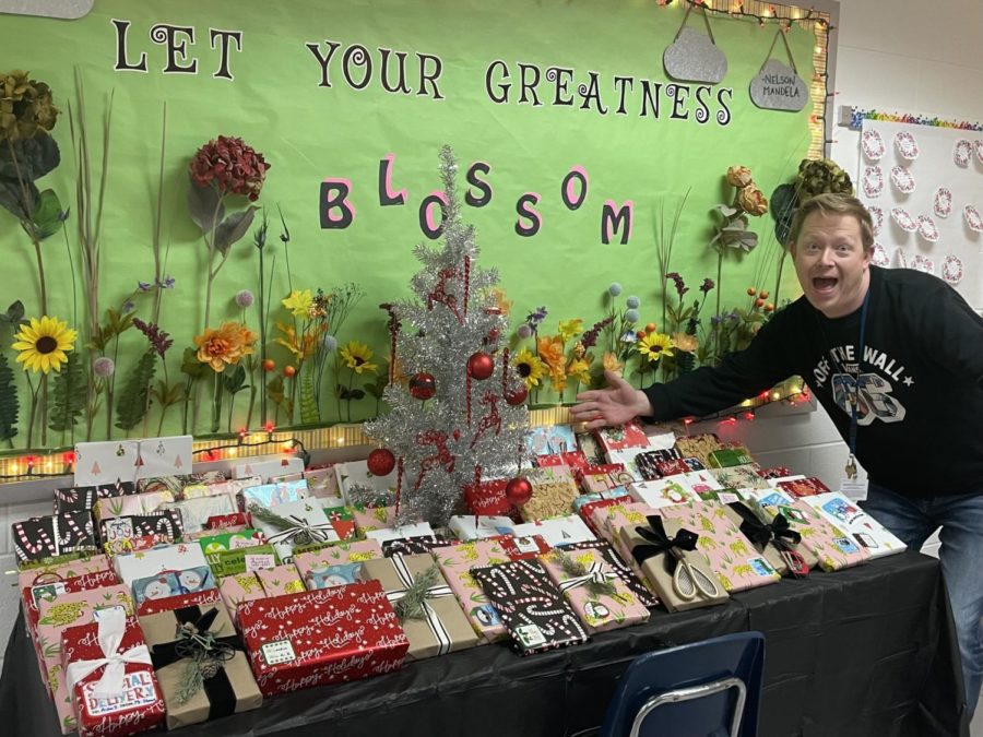 English teacher Thomas Stewart gifts 120 students with handpicked novels for the holidays.