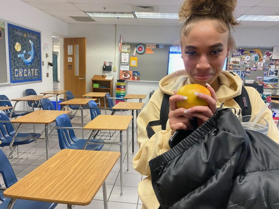 Junior Ashley Barclift complains to English teacher Fara Wiles on Nov. 3, 2022 about how students continuously throw out their oranges during lunch. 