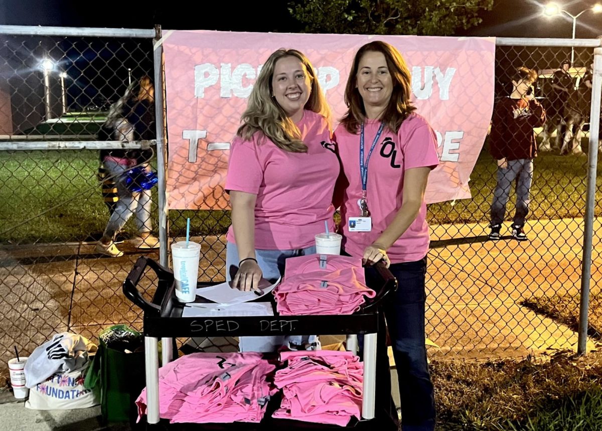 Catherine Cozart and SCA Advisor Wendy Tate, sell pink t-shirts to raise money for the Virginia Breast Cancer Foundation on October 13, 2023