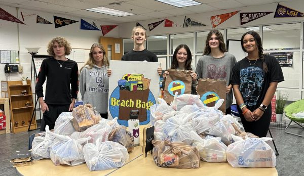 John Newell, Peyton Staub, Kolgrim Wille, Laine Buonviri, Bella Grundy and Kennedy Walls from the marketing class, pack Beach Bags for October.