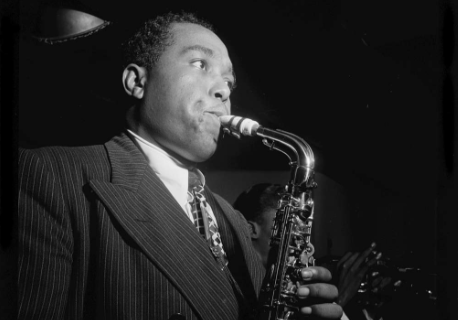 Charlie Parker playing the saxophone. (Portrait of Charlie Parker, Three Deuces, New York/William Gottlieb/Flickr/CC BY-NC-SA 2.0)