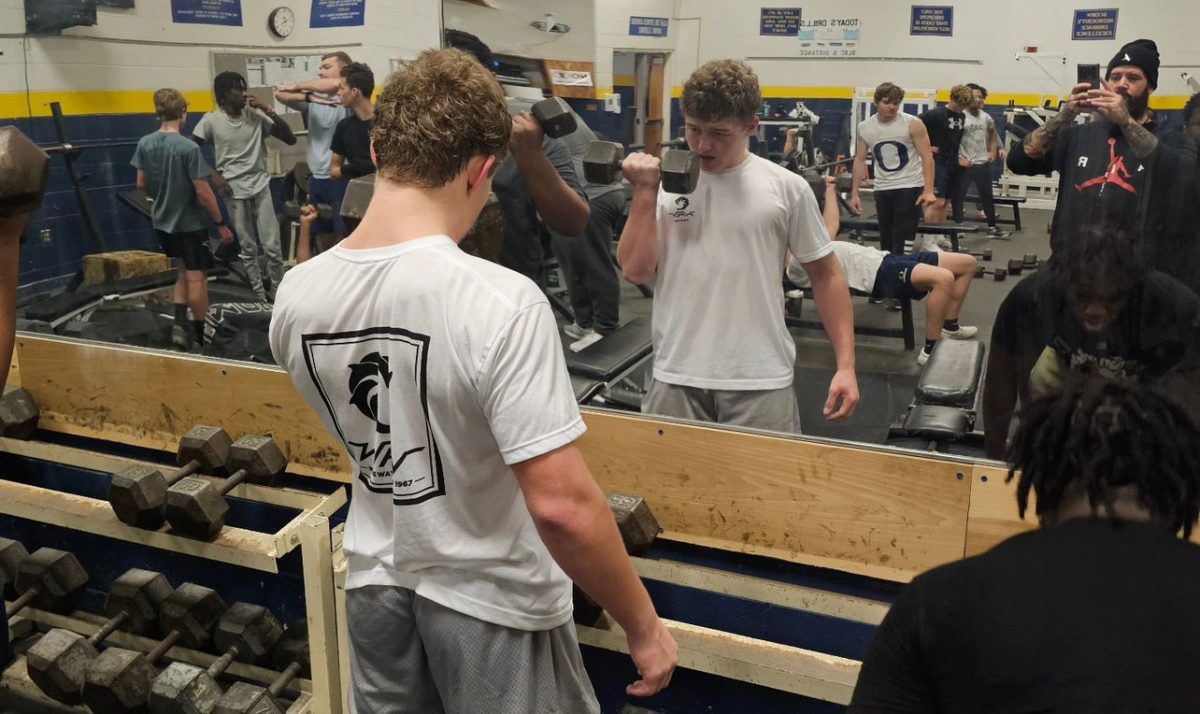 Sophomore+Taylor+Vogel+performs+a+bicep+curl+on+Jan.+11%2C+2024.+Photo+used+with+permission+from+Sean+Defendi.+