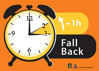 The Army Medical Department is reminding the citizens to turn their clock back 1 hour or “fall back”. (Army Medicine wants to remind everyone to turn your/ Defense Visual Information Distribution/ PICRYL/ PDM 1.0 DEED)
