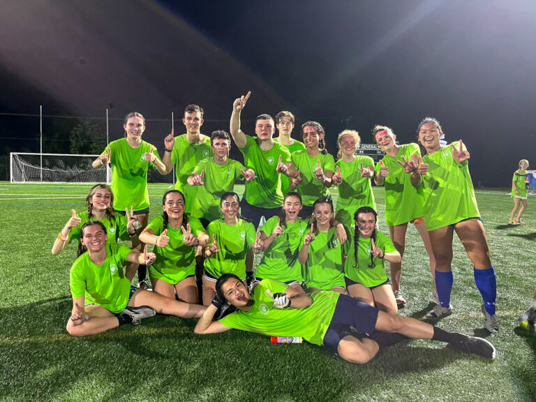 Participants in the three-week Virginia Governor’s Summer Language Academies at Jefferson and Lee University from June 15, 2022, to July 6, 2022, following the annual World Cup match—a round-robin tournament between the German, French and Spanish academies. (Los alumnos demuestran su orgullo después de un partido de fútbol/La Academia Española/Virginia Governor's World Language Academies/CC BY-SA 3.0)