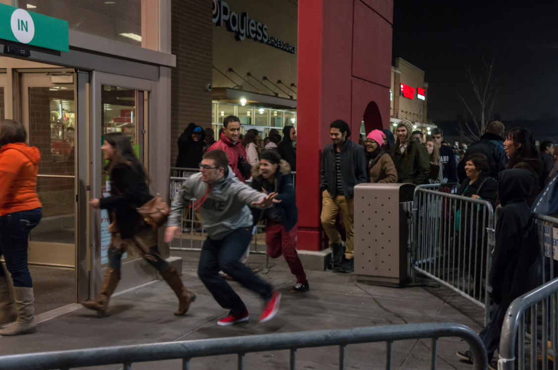 Early morning shoppers patiently wait for the opening time of the shops on Black Friday. (Black Friday/Powhusku/WikimediaCommons/CC BY-SA 4.0)